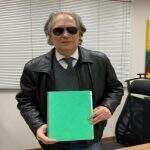 Primeiro juiz cego do Brasil recebe cartilha elaborada em MS