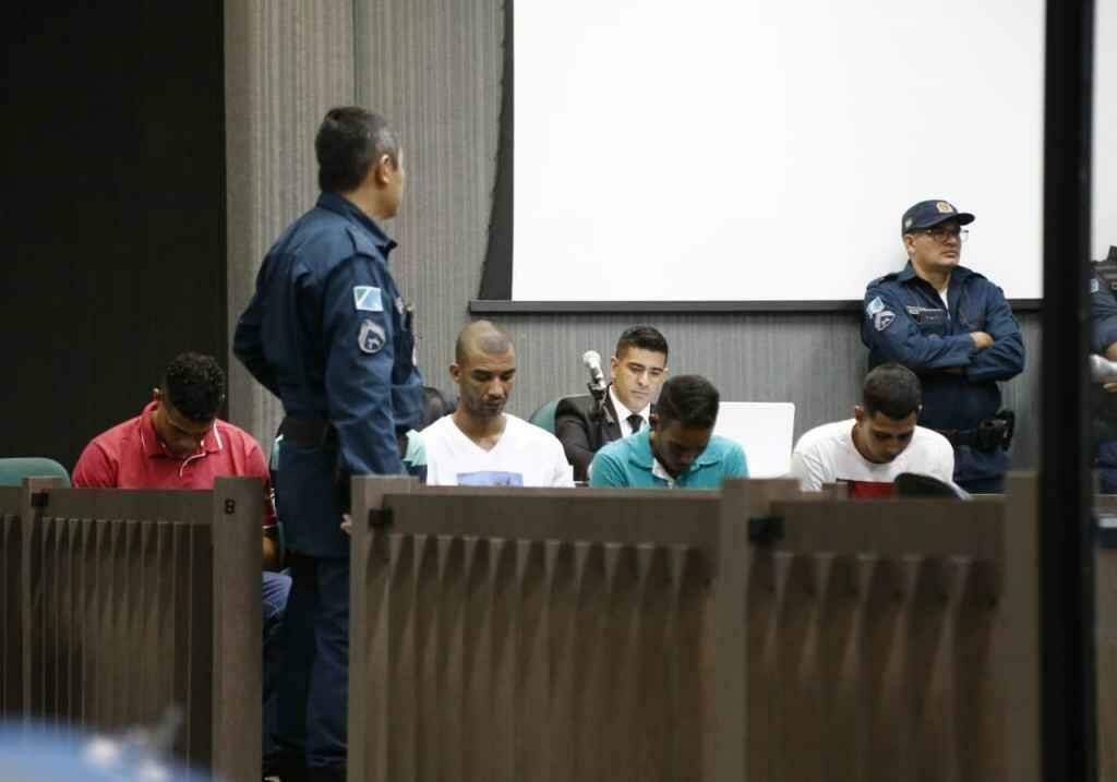 Réus durante júri realizado nesta quarta-feira. Foto: Leonardo De França/Midiamax