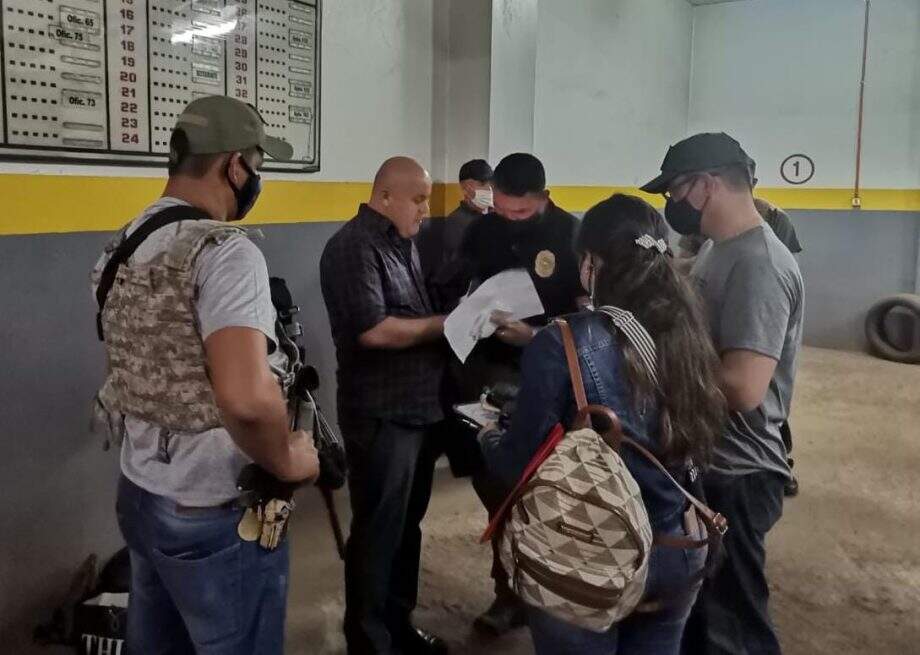Kassem recebe mandado de prisão dos agentes especiais da polícia federal paraguaia
