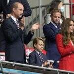 Kate Middleton usa um Zara Blazer para uma noite de futebol com o príncipe George e o príncipe William