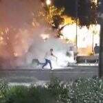 VÍDEO: Kombi pega fogo na Avenida Prefeito Heráclito