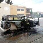 Motor explode e Kombi fica destruída após pegar fogo em Corumbá
