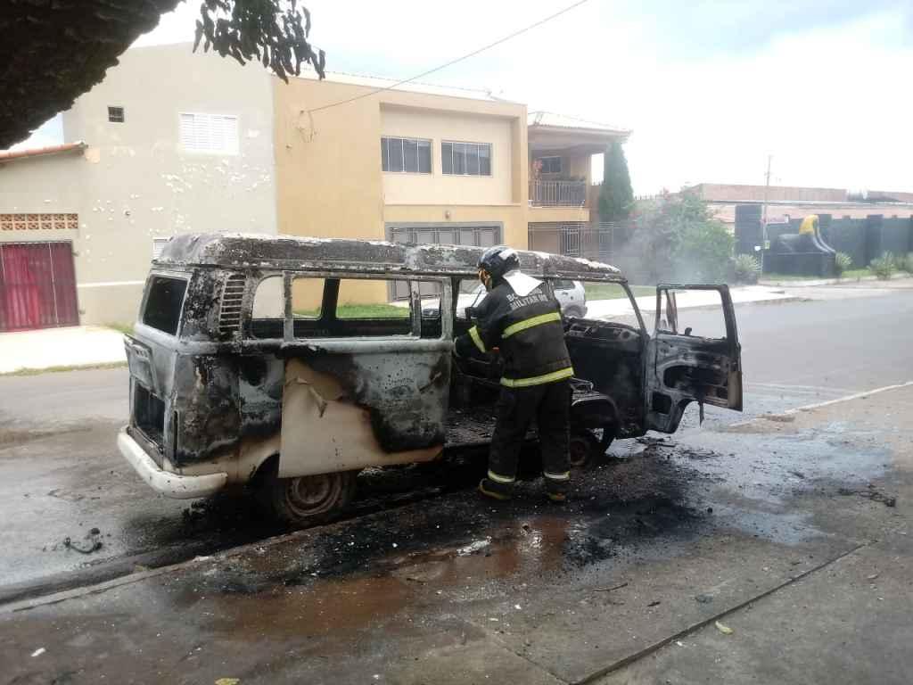 Motor explode e Kombi fica destruída após pegar fogo em Corumbá