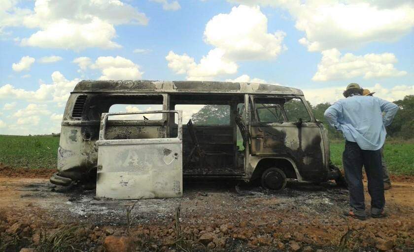 VÍDEO: Kombi pega fogo quando transportava 11 crianças para escola