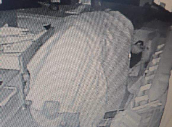 ‘Estava com fome’: ladrão arromba restaurante e é achado deitado pelos policiais