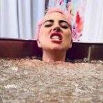 Após tombo em show, Lady Gaga entra em banheira com gelo