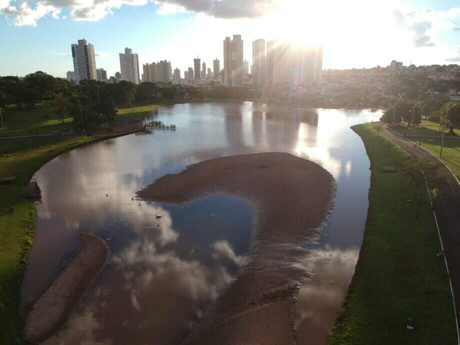 Lago do Parque das Nações Indígenas está sendo tomado pela terra. (Foto: Marcos Ermínio)