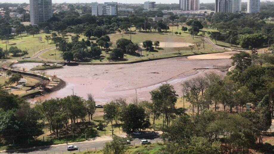 Lago do Parque das Nações Indígenas virou banco de areia (Foto: Whatsapp Midiamax)