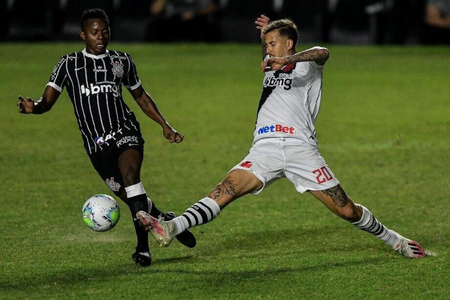 Corinthians sofre, mas vence Vasco no final e se afasta da zona de rebaixamento