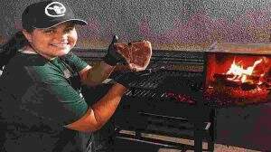Lariza Betfuer é especialista no preparo de carnes em Campo Grande