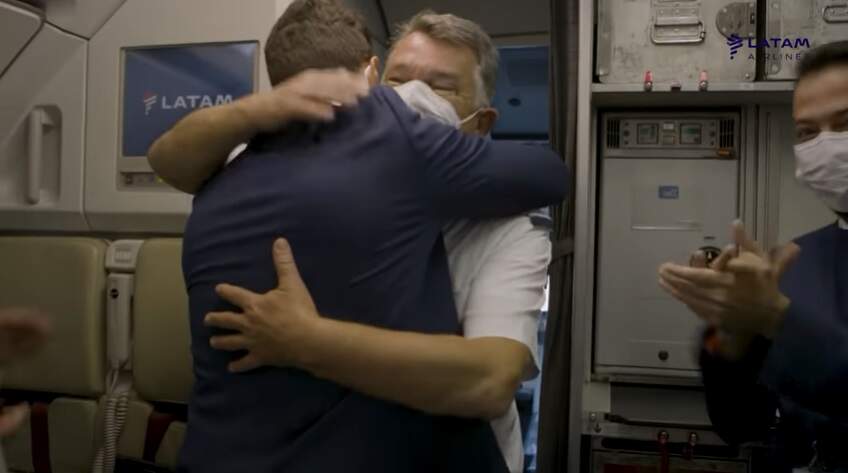 Piloto de avião é surpreendido ao reencontrar filho no mesmo voo; veja vídeo