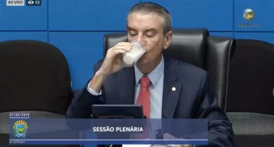 Deputados aderem a desafio do leite proposto por Reinaldo Azambuja