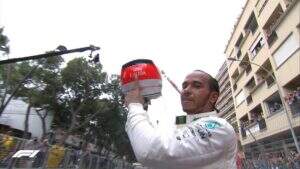 Lewis Hamilton celebra vitória no GP de Mônaco. (Foto: Divulgação/F1)
