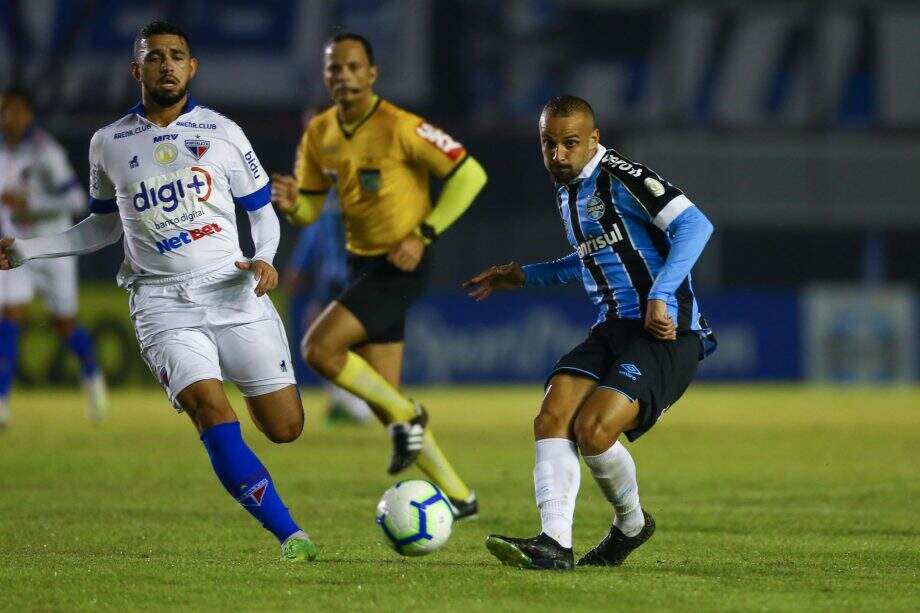 Grêmio sofre para bater o Fortaleza com gol aos 44 do segundo tempo