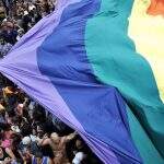No dia do orgulho LGBT, ministra Damares reconhece violência contra comunidade