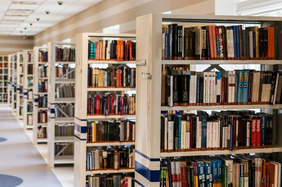 Bibliotecas: o uso por alunos e professores e a lei que determina o espaço nas escolas