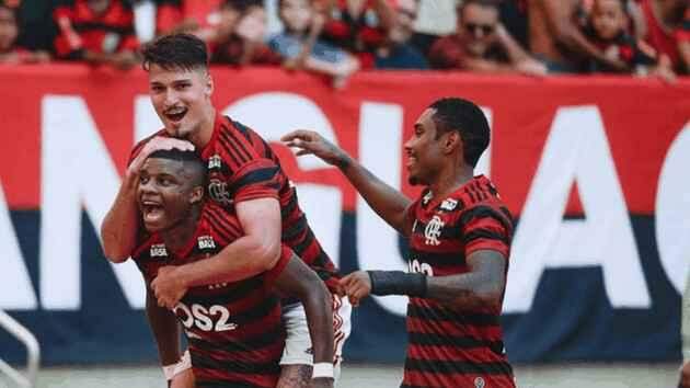 Zagueiro do Flamengo chama companheiro de ‘macaco’ e gera polêmica