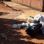 Sem coleta, moradores reclamam de lixo espalhado no São Conrado