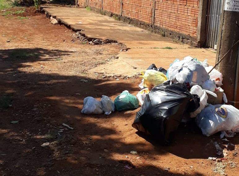 Sem coleta, moradores reclamam de lixo espalhado no São Conrado