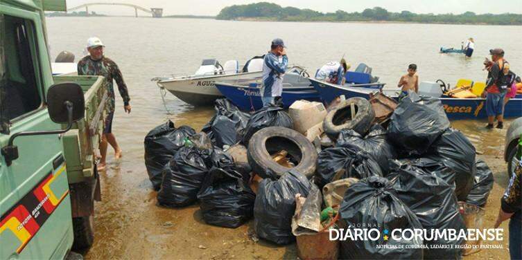 Amigos se reúnem e retiram 2 toneladas de lixo do Rio Paraguai