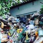 Idoso vivia em meio a uma montanha de lixo acumulado por ele em residência na Vila Nhá-Nhá
