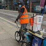 Criatividade do bem: homem usa bicicleta para proteger manifestantes