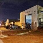 Caminhonete ‘despenca’ sobre mecânico na Vila Nasser, mas vítima escapa ilesa