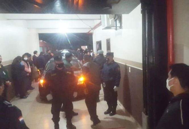 Juíza é assassinada em local de trabalho no Paraguai e guarda é suspeito