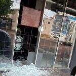 VÍDEO: A pedradas, vândalo ataca vidraças e deixa comerciantes no prejuízo no Pioneiros