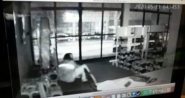 VÍDEO: Bandido arromba loja de baterias e causa prejuízo de R$ 4 mil