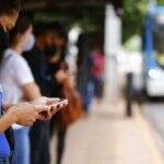 Atrasos e ônibus cheios levam usuários a gastar o que não podem com apps de transporte em Campo Grande