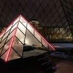 Saiba como dormir na pirâmide de vidro do Louvre, em Paris.