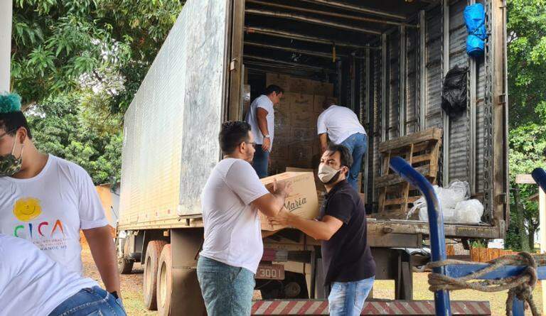 Após arrecadar R$ 800 mil, Luan Santana doa mais de 5 mil toneladas de biscoito para famílias no Pantanal