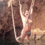 Luana Piovani posa de topless e abre espacate em Ibiza