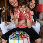 Luciana Gimenez comemora aniversário com vela errada de ’80 anos’