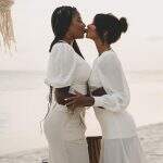 Em praia do Caribe, Ludmilla e Brunna Gonçalves se casam novamente