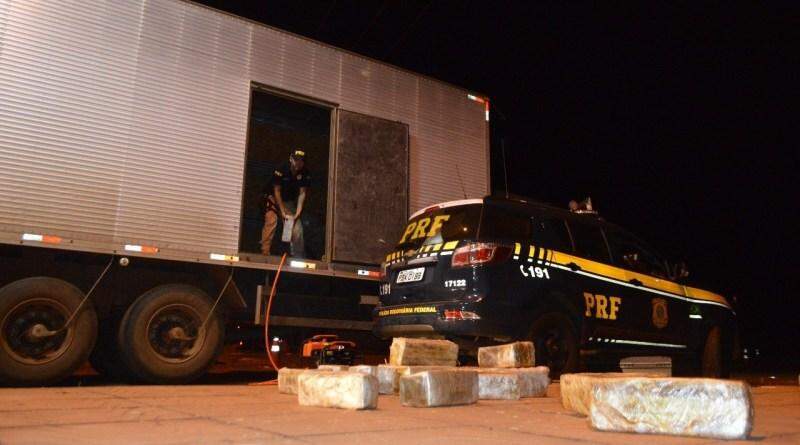 Com 1 tonelada de maconha escondida em caminhão de mudança, motorista é preso pela polícia