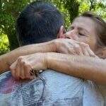 Mariano volta a abraçar a mãe após se curar do coronavírus
