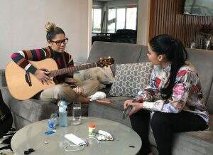 Marília compondo a canção "Presepada" com Maiara em imagens divulgadas pela dupla de Maraísa após a morte da amiga