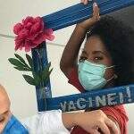 Maju Coutinho toma vacina e celebra: “Vacina boa é vacina no braço”