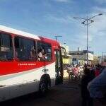 Grupo de mulheres ‘para’ terminal para protestar contra falta de ônibus