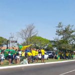 Em frente ao CMO, manifestantes lotam canteiros em apoio a Bolsonaro