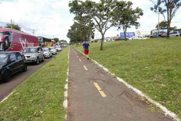 Carreata que pede reabertura de lojas durante pandemia de coronavírus segue na Afonso Pena