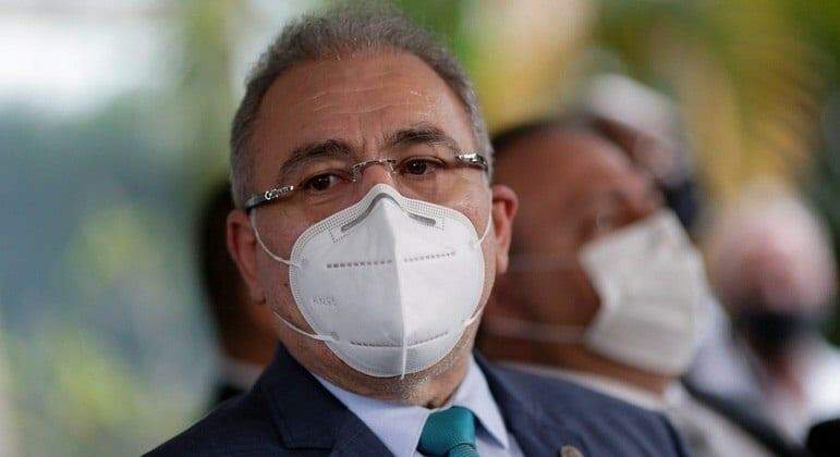 Ministro da Saúde compara uso de máscara a vacina e pede distanciamento