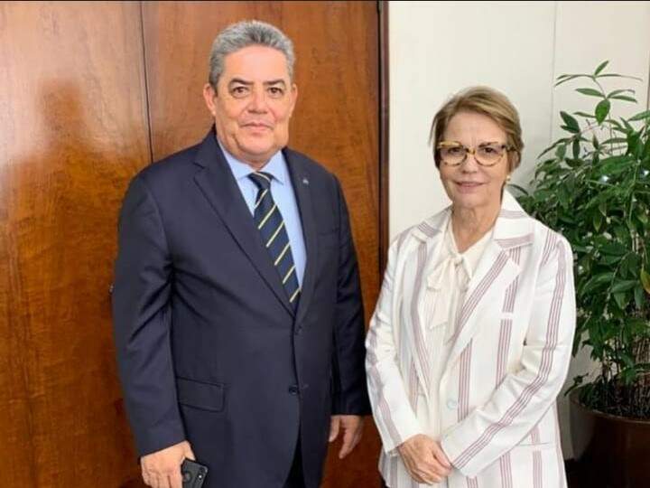 Santullo ao lado da ministra Tereza Cristina