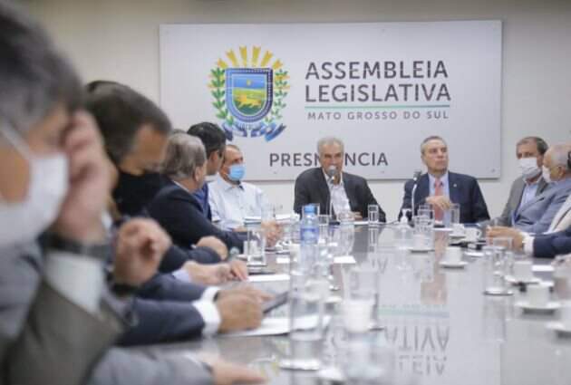 Reinaldo Azambuja com os deputados estaduais quando entregou projetos de lei com reajuste dos servidores