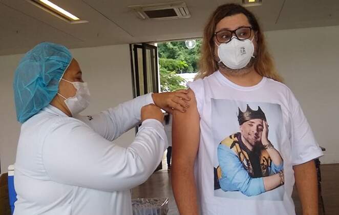 Marcus Majella toma vacina e faz homenagem a Paulo Gustavo: ‘A vacina que ele não conseguiu tomar’