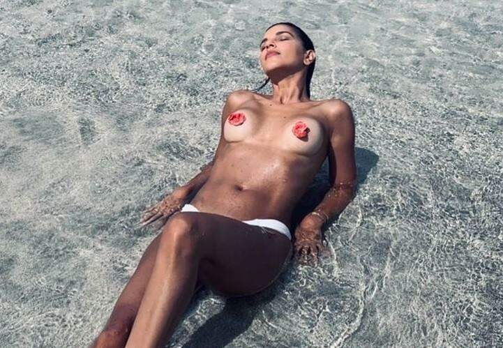 Mariana Rios faz topless e renova bronzeado em praia
