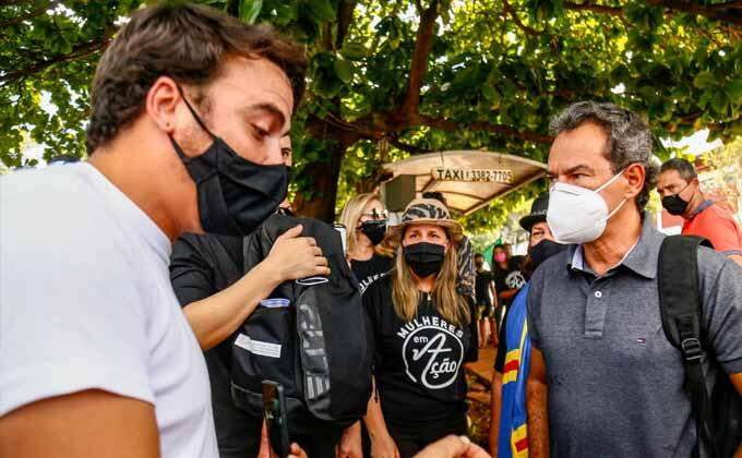 Manifestantes não conseguem falar com Reinaldo e são recebidos por Marquinhos em Campo Grande