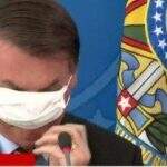 Internautas não perdoam e dificuldade de Bolsonaro com máscara em coletiva vira meme